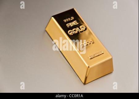 Fine Gold Bar 200 Gramm auf silberfarbenem Hintergrund Stockfoto