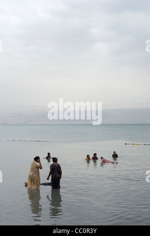 Badende im Toten Meer Israel Stockfoto