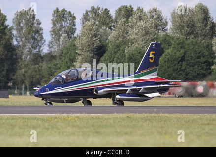 Aermacchi MB-339-A/PAN Zweisitziges Kampfflugzeug-Trainer Handwerk der Frecce Tricolori Kunstflug Demonstration Team der italienischen Luftwaffe Stockfoto