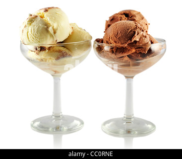 Schokolade und Vanille-Eis in Glasschalen Stockfoto
