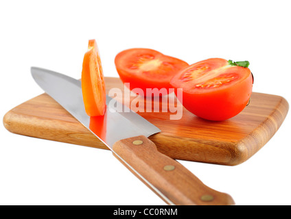 Scheiben von Tomaten mit Messer auf ein Schneidebrett Stockfoto