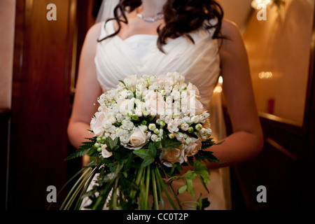 Braut hält Nahaufnahme Hochzeit Bouquet, Stockfoto