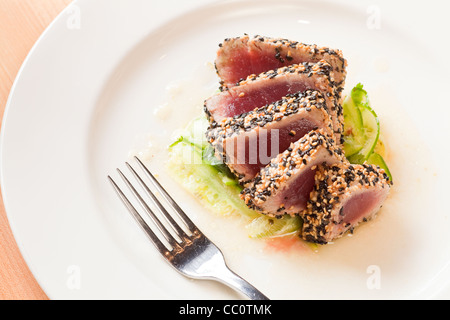 Gebratene Ahi mit würzigen Gurken und Limetten-Vinaigrette, Arch Rock-Fisch-Restaurant, Santa Barbara, Kalifornien Stockfoto