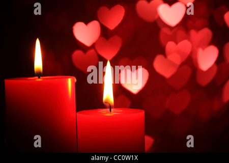 Brennende Kerzen für den Valentinstag, Hochzeiten, Veranstaltungen mit Liebe. Stockfoto