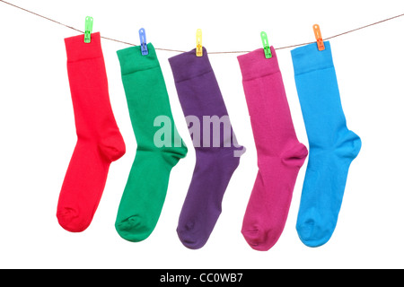 fünf verschiedene Farben Socken hängen am Seil mit Wäscheklammer veredelt Stockfoto