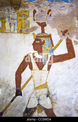 Dekorierte Wände im Grab des Bannentui in Qarat Qasr Salim Dorf Bawiti, Ägypten Bahariya Oase gelegen. Stockfoto