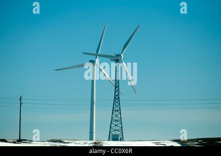 Zwei Windkraftanlagen in der Winterzeit Stockfoto