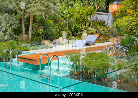 Moderne Gartengestaltung mit einem Swimming Pool im mediterranen Stil. Stockfoto