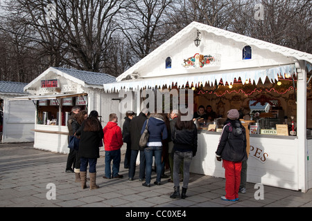 Shopper im Winter Weihnachten Stände auf Champs Elysees, Paris, Frankreich Stockfoto