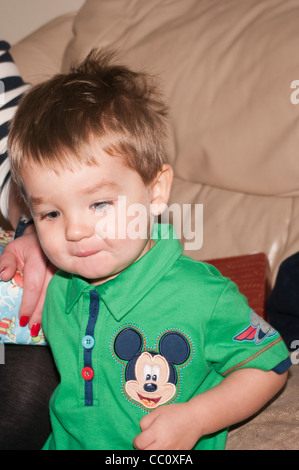 2 Jahre altes Kind junge Säugling Kleinkind tragen eine grüne Mickey-Mouse-T-Shirt Stockfoto