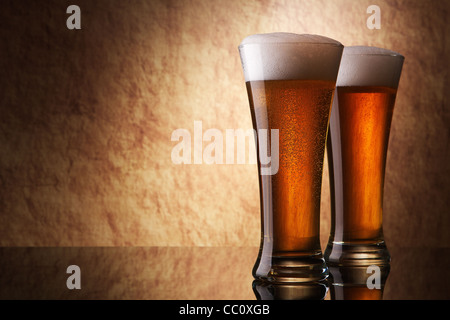 Bier in Glas auf einem alten Stein Stockfoto