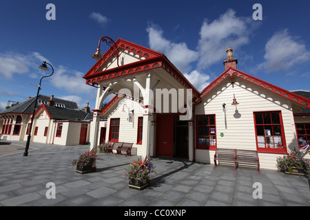 Dorf von Ballater, Schottland. Die alten königlichen Bahnhof in Ballater beherbergt heute die Tourist Information Centre. Stockfoto