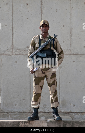 Soldat, Dachterrasse des Sekretariats Gebäudekomplex, Capitol, Chandigarh, Indien Stockfoto