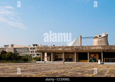 Montagehalle und Sekretariat dahinter Capitol Complex, von Le Corbusier, Chandigarh, Indien Stockfoto