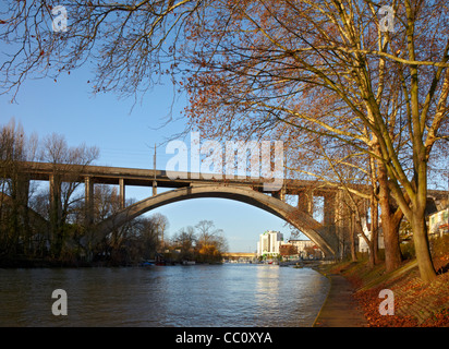 Eisenbahnviadukt über den Fluss Marne in Nogent-Sur-Marne, östlich von Paris, Frankreich. Stockfoto