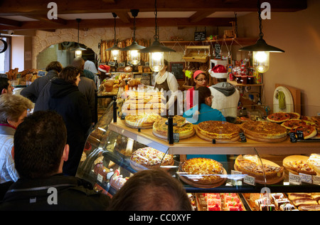 Heiligabend-Warteschlange in der Boulangerie Alexandra, eine beliebte Bäckerei in Vororten von Paris. Le Perreux-Sur-Marne, Val-de-Marne, Frankreich Stockfoto