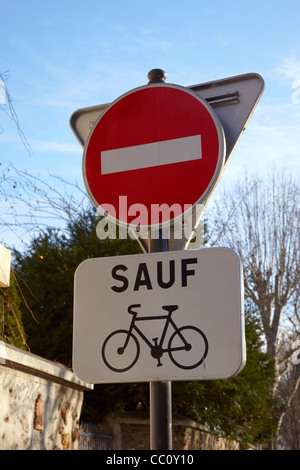 Straßenschild "No Entry ausgenommen Radfahrer". Le Perreux-Sur-Marne, Val-de-Marne, Frankreich. Stockfoto