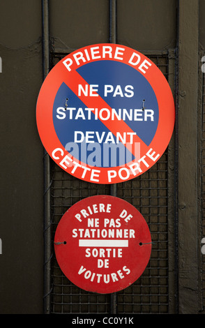 Keine Parkplatz-Schild am Eingang eines Hauses. Paris, Frankreich. Stockfoto