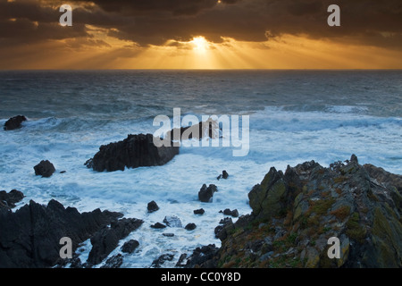 Sonnenuntergang über den Atlantischen Ozean, mit Blick vom Hartland Quay an der Küste von Nord-Devon, England gesetzt Stockfoto