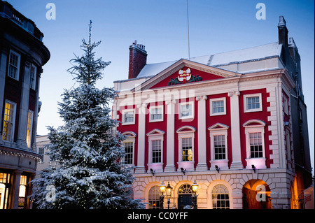 York Mansion House mit Weihnachtsbaum im Schnee. Stockfoto