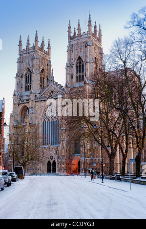 York Minster Westeingang im Schnee, vom Duncombe Place aus gesehen. York. Stockfoto