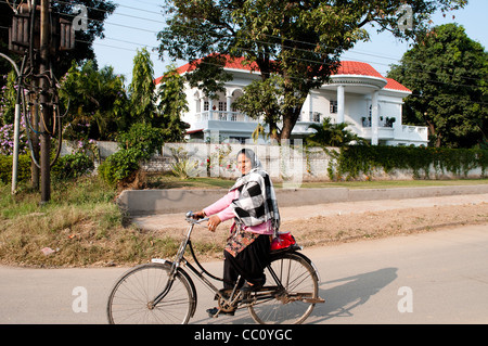 Frau, die reinigt im noblen Wohnhaus, Chandigarh, Indien Stockfoto