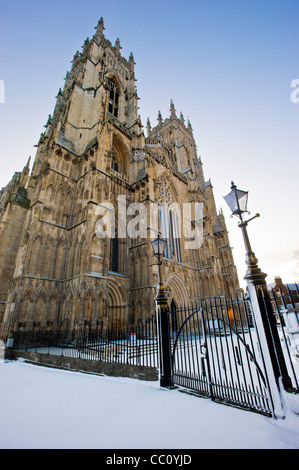 Westlicher Eingang des York Minster im Schnee, aufgenommen vom Deans Park Stockfoto