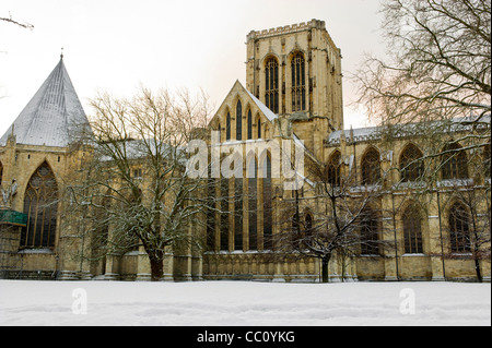 Nördlich des York Minster, im Schnee, einschließlich des Fensters der fünf Schwestern, aufgenommen aus den Minster-Gärten. façade Stockfoto