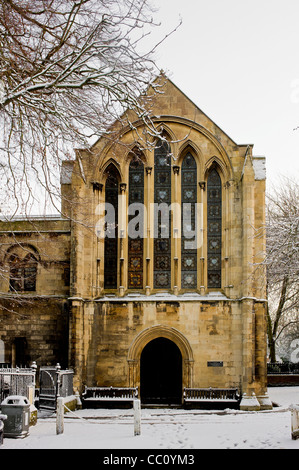 Eingang zur York Minster Library im Schnee, aufgenommen aus den Minster Gardens. Stockfoto