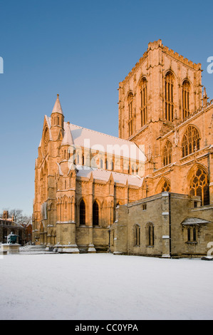 Südlichen Eingang des York Minster, im Schnee. Stockfoto