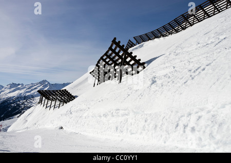 Snow Control Barrieren zum Schutz der Piste Ski Hang unterhalb von Lawinengefahr im Winter in St. Anton am Arlberg Tirol Österreich Stockfoto