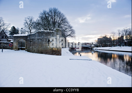 Marygate Landing York im Schnee mit Lendal Bridge im Abstand. Stockfoto