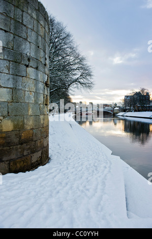 Marygate York im Schnee mit Lendal Bridge in Ferne landen. Stockfoto