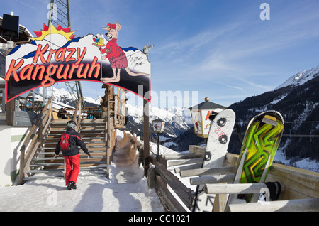 Krazy Kanguruh Après-Ski bar Ortseingangsschild mit Skiern außerhalb in St Anton bin Arlberg, Tirol, Österreich, Europa. Stockfoto