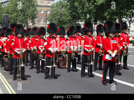 Militärkapelle tragen Bärenfellmützen an Veteranen Tag in London, England Stockfoto