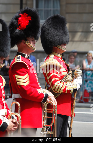 Militärkapelle tragen Bärenfellmützen an Veteranen Tag in London, England Stockfoto