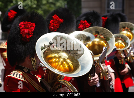 Militärkapelle tragen Bärenfellmützen an Veteranen Tag in London, England Stockfoto