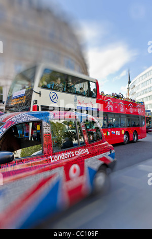 London Taxi Cab mit dem Union Jack Design bedeckt in Straßennamen, UK Stockfoto