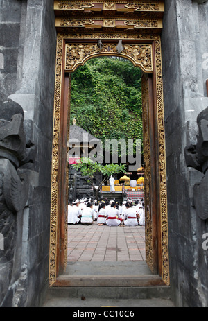 Religiöse Zeremonie in einem Tempel vor die Fledermaushöhle Goa Lawah, Bali, Indonesien Stockfoto