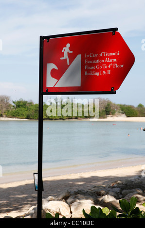 Tsunami-Warnschild am Strand von Nusa Dua, Bali, Indonesien. Stockfoto