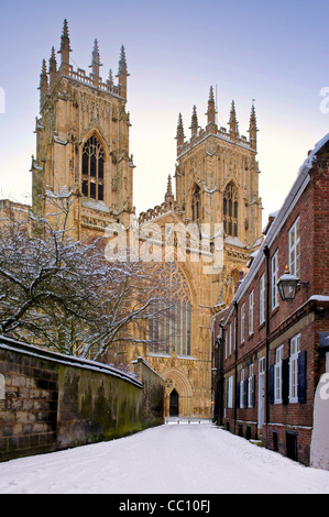 York Minster im Schnee von einem verlassenen Precentors Court aus gesehen Stockfoto