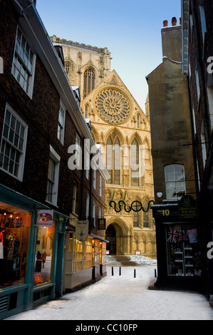 Eingang Süd, York Minster mit der Rosette aus Münster Gates im Schnee, York gesehen. Stockfoto