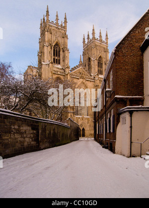 York Minster im Schnee von einem verlassenen Precentors Court aus gesehen Stockfoto