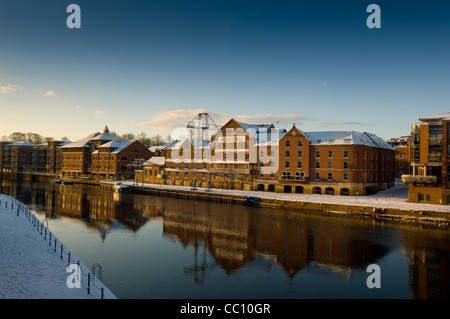 Blick über den Fluss Ouse in Richtung Queens Staith und das schneebedeckte Gebäude der Woods Mill in York. Stockfoto