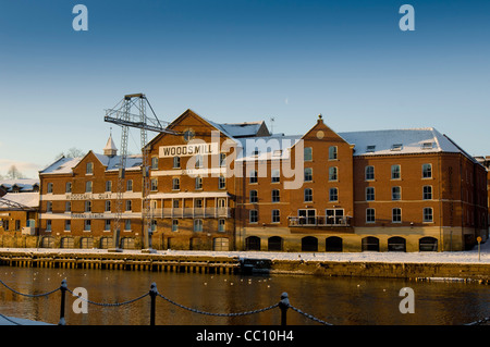 Blick über den Fluss Ouse in Richtung Queens Staith und das schneebedeckte Gebäude der Woods Mill in York. Stockfoto