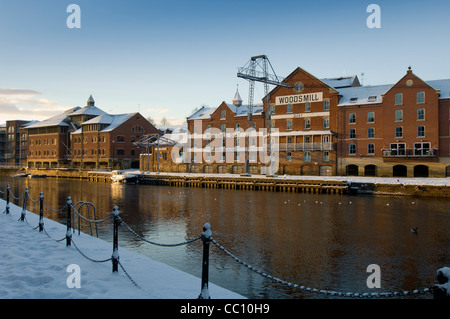 Blick über den Fluss Ouse in Richtung Queens Staith und das schneebedeckte Gebäude der Woods Mill in York. Stockfoto