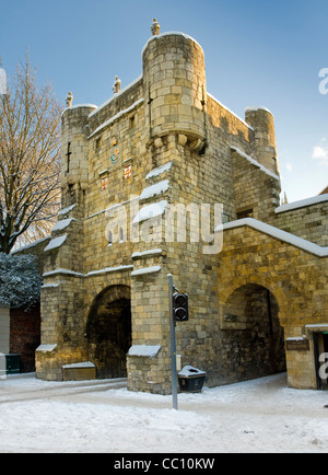 Bootham Bar nach einem heftigen Schneeschuss vom St Leonards Place in York. Stockfoto