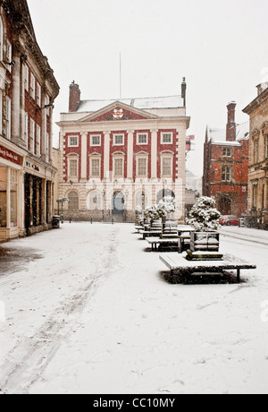 Das Herrenhaus in einem verlassenen St. Helen's Square York, in einem Schneeschauer. Stockfoto