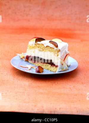 Apfel-Biskuit mit Pflaumenmus - Füllung - Stück Kuchen Stockfoto