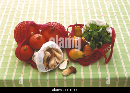 Dennoch: String Beutel mit gelben Steinpilzen, Kürbis, Feldsalat und Birnen Stockfoto